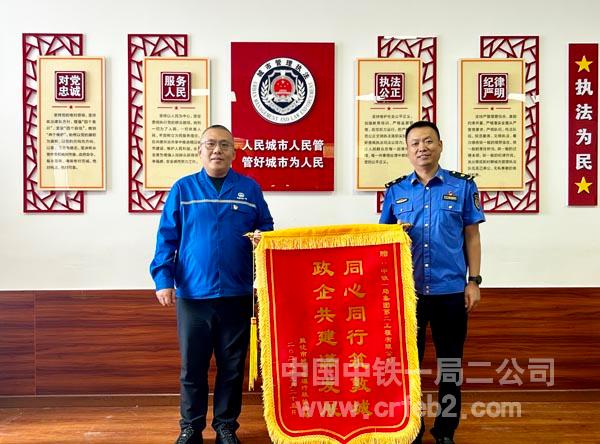 授旗现场 (1) 授旗现场 (1)